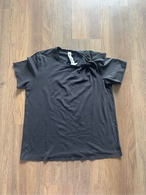Woman black Lululemon ruched  t-shirt size large